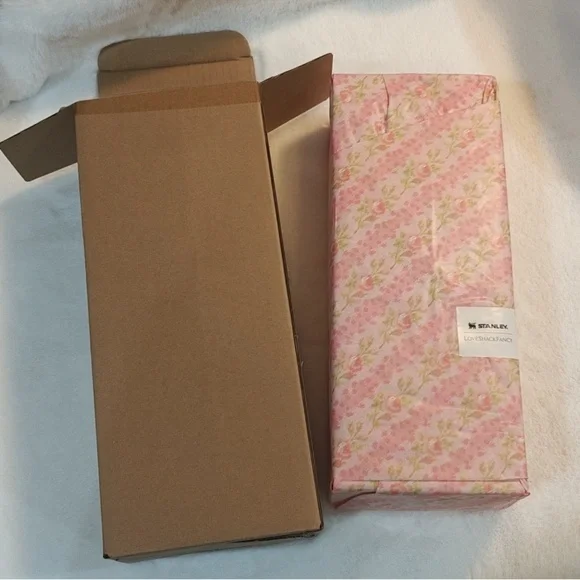 🎀 NIB Stanley X LoveShackFancy All Day Slim
Bottle | 12oz Blooming Heirloom - Picture 2 of 4